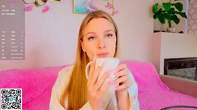 Snapshot of CindyGreen chatting on October 2025 06:23:02 AM CindyGreen online show from October 2025 06:23:02 AM