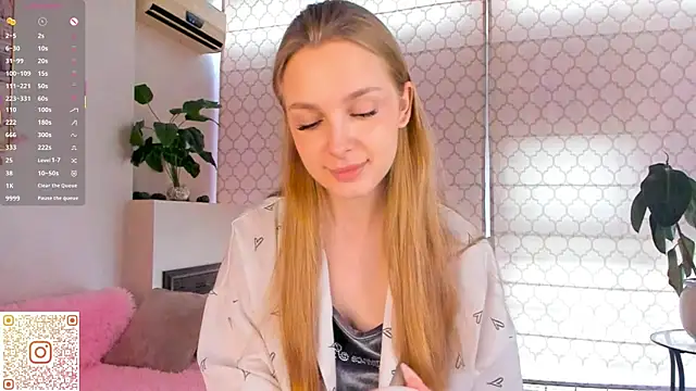 Snapshot of CindyGreen chatting on October 2025 06:11:02 AM CindyGreen online show from October 2025 06:11:02 AM