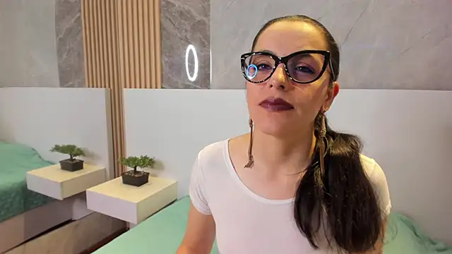 IsisNoir online show from September 2025 02:28:01 PM