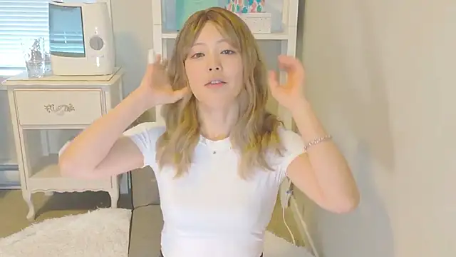 Snapshot of Nana_with chatting on November 2025 05:11:01 PM Nana with online show from November 2025 05:11:01 PM