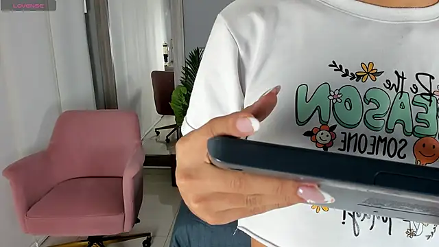 Alaiaguerra online show from November 2025 07:46:02 PM