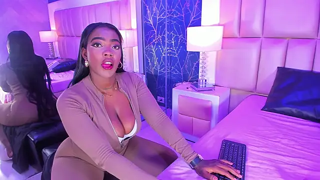 ReinaMiah online show from November 2025 12:08:02 PM