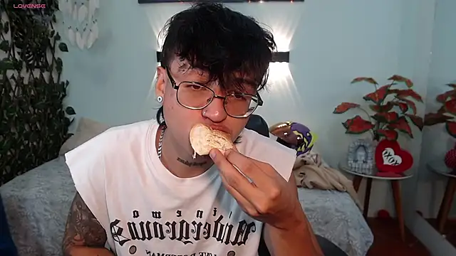 Snapshot of derekfly chatting on September 2025 07:36:01 PM derekfly online show from September 2025 07:36:01 PM