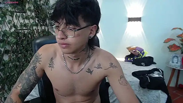 Snapshot of derekfly chatting on September 2025 08:31:01 PM derekfly online show from September 2025 08:31:01 PM