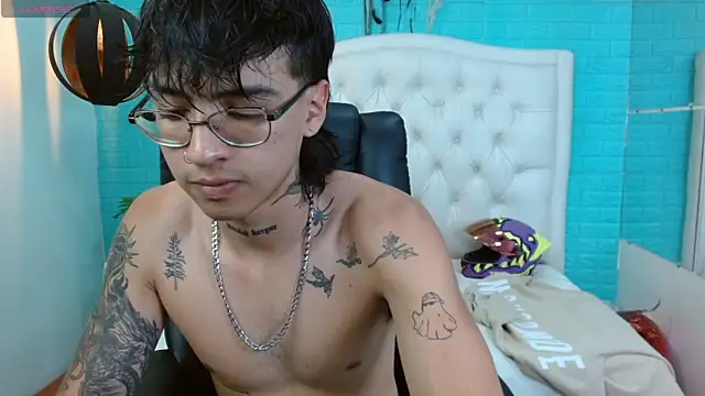 Snapshot of derekfly chatting on September 2025 03:18:02 AM derekfly online show from September 2025 03:18:02 AM
