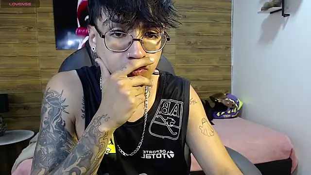 Snapshot of derekfly chatting on September 2025 04:14:02 AM derekfly online show from September 2025 04:14:02 AM