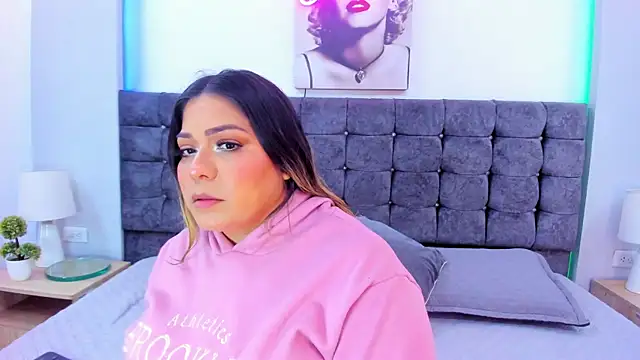 isabella horney  online show from December 2025 07:33:02 PM