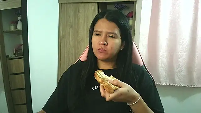 Oliviawatson1 online show from November 2025 01:00:02 PM