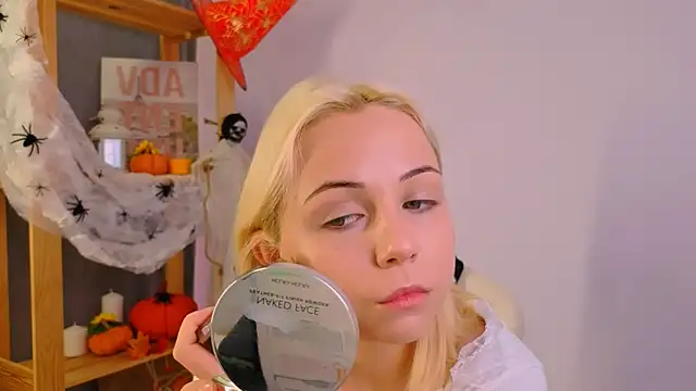 Charlotte Colinss online show from October 2025 03:40:01 AM