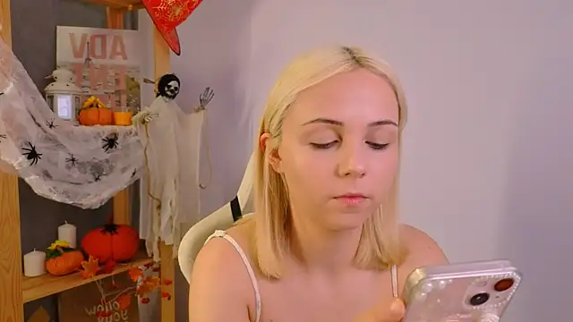 Charlotte Colinss online show from October 2025 04:57:01 AM