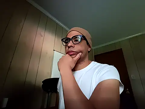 Snapshot of NaturalBeautyQueen chatting on September 2025 01:45:01 PM NaturalBeautyQueen online show from September 2025 01:45:01 PM