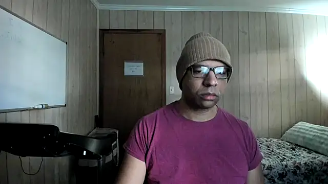 Snapshot of NaturalBeautyQueen chatting on October 2025 01:32:02 PM NaturalBeautyQueen online show from October 2025 01:32:02 PM