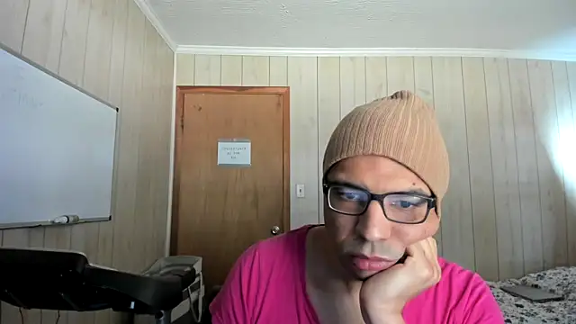 Snapshot of NaturalBeautyQueen chatting on October 2025 04:19:01 PM NaturalBeautyQueen online show from October 2025 04:19:01 PM