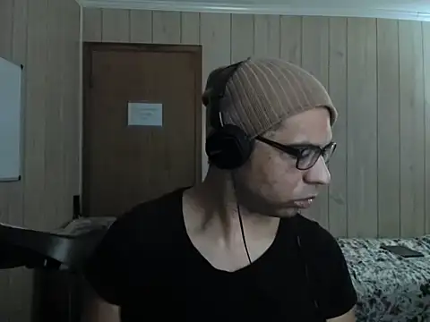 Snapshot of NaturalBeautyQueen chatting on October 2025 07:40:01 PM NaturalBeautyQueen online show from October 2025 07:40:01 PM