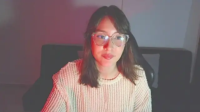 Snapshot of Yulienneg chatting on April 2026 12:50:01 AM Yulienneg online show from April 2026 12:50:01 AM