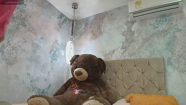 Snapshot of TaylerWhite chatting on November 2025 12:17:01 PM TaylerWhite online show from November 2025 12:17:01 PM