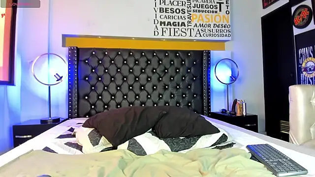 Snapshot of TaylerWhite chatting on November 2025 12:59:02 PM TaylerWhite online show from November 2025 12:59:02 PM