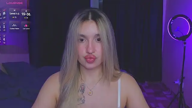 Snapshot of RoxyChill chatting on September 2025 07:47:01 PM RoxyChill online show from September 2025 07:47:01 PM