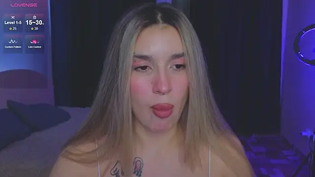 Snapshot of RoxyChill chatting on September 2025 09:05:01 PM RoxyChill online show from September 2025 09:05:01 PM
