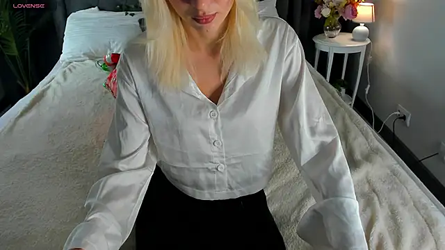 cute luucy online show from December 2025 06:03:01 PM