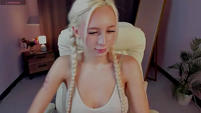 Snapshot of cute_luucy chatting on February 2026 04:02:02 AM cute luucy online show from February 2026 04:02:02 AM