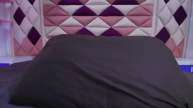 Snapshot of valecastro_ chatting on October 2025 07:11:01 PM valecastro online show from October 2025 07:11:01 PM