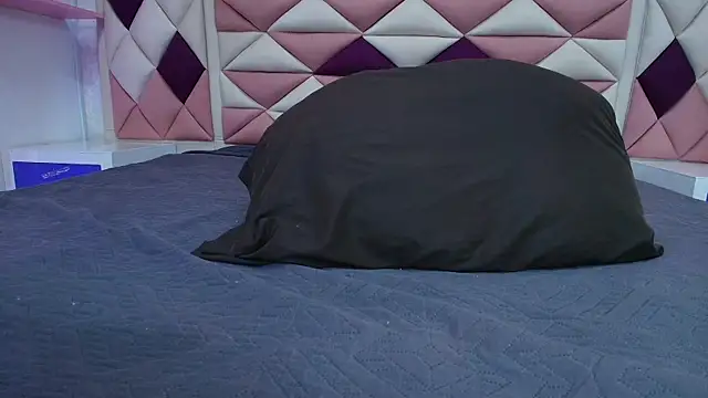 Snapshot of valecastro_ chatting on October 2025 07:13:01 PM valecastro online show from October 2025 07:13:01 PM