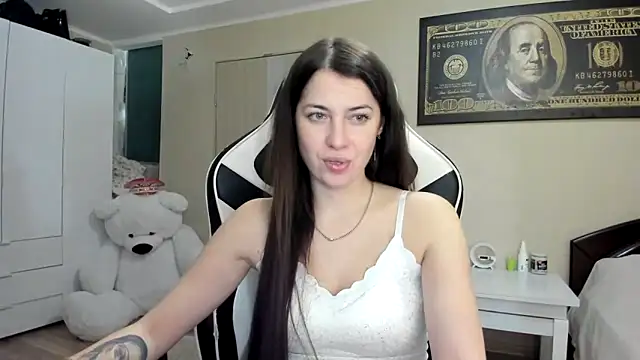 Snapshot of EmiLovsi chatting on October 2025 08:06:02 PM EmiLovsi online show from October 2025 08:06:02 PM