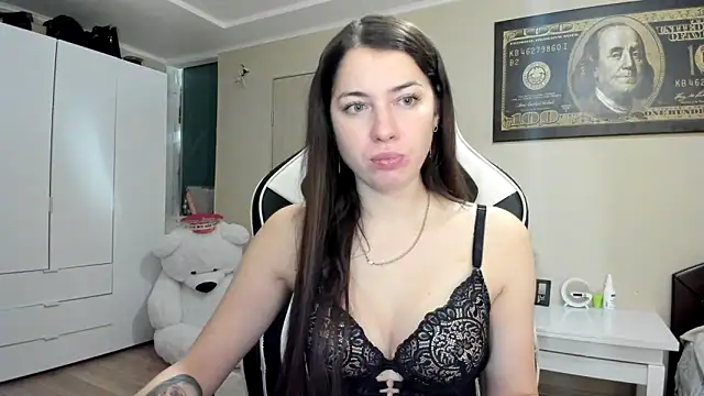 Snapshot of EmiLovsi chatting on October 2025 04:50:01 PM EmiLovsi online show from October 2025 04:50:01 PM