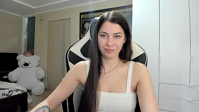 Snapshot of EmiLovsi chatting on October 2025 07:24:02 PM EmiLovsi online show from October 2025 07:24:02 PM