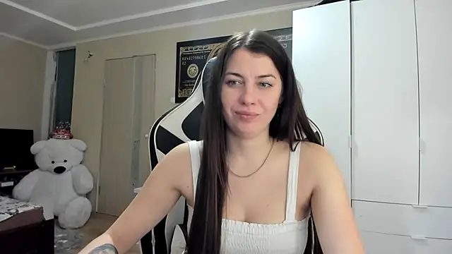 Snapshot of EmiLovsi chatting on October 2025 07:36:02 PM EmiLovsi online show from October 2025 07:36:02 PM