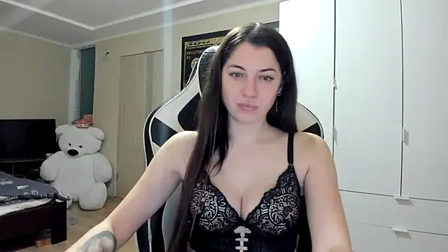 Snapshot of EmiLovsi chatting on November 2025 11:21:02 PM EmiLovsi online show from November 2025 11:21:02 PM