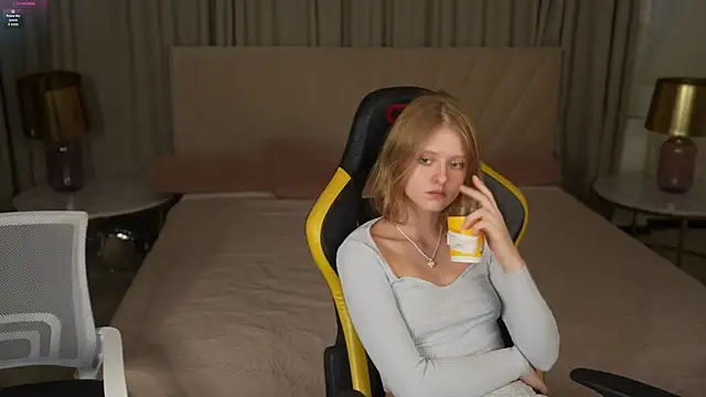 Esmie Smile online show from October 2025 02:48:02 PM