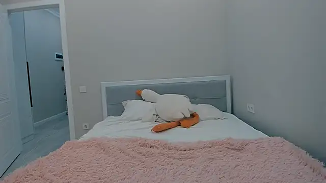 yuna loon online show from October 2025 01:56:01 PM