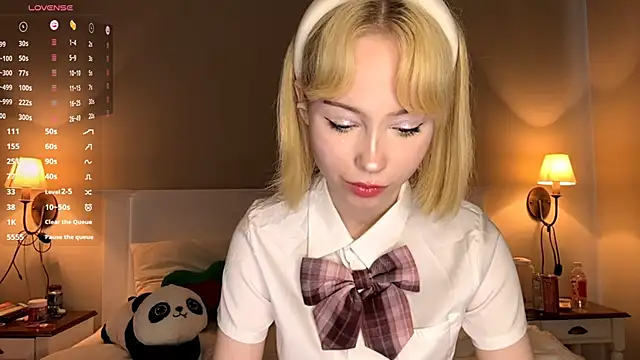 Snapshot of FlowMia chatting on September 2025 09:20:01 AM FlowMia online show from September 2025 09:20:01 AM