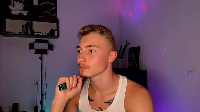 Artur  Skott online show from October 2025 08:53:02 PM