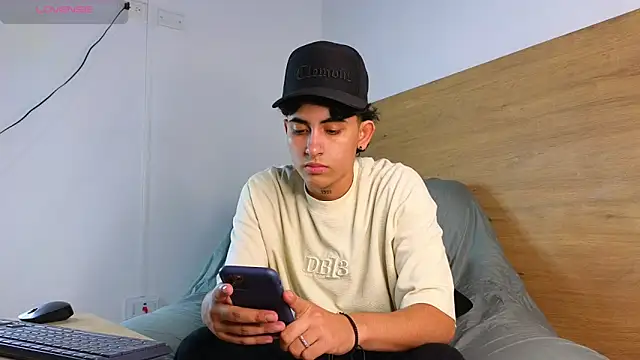 Stiven Benet  online show from September 2025 03:57:01 PM