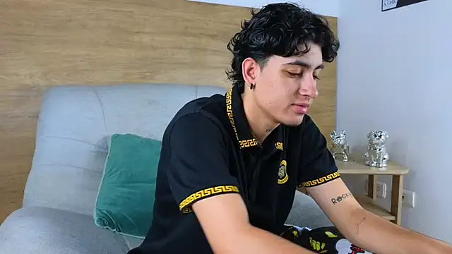 Stiven Benet  online show from October 2025 12:18:02 PM