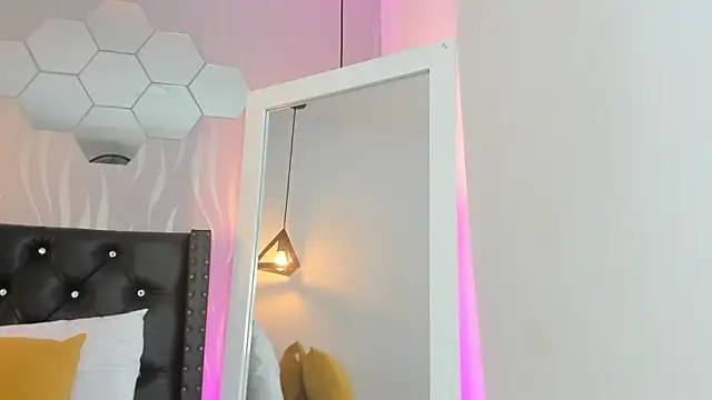 Snapshot of lucia-cute chatting on September 2025 07:17:02 PM lucia-cute online show from September 2025 07:17:02 PM