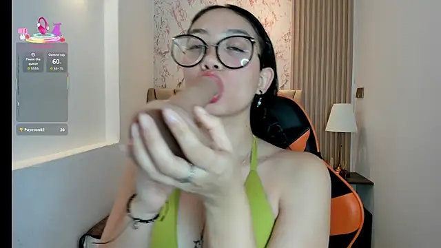 Yuna  Min online show from September 2025 12:08:02 PM