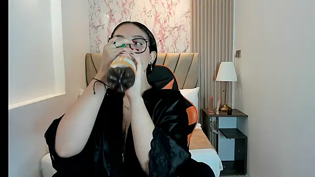 Yuna  Min online show from September 2025 06:11:02 PM