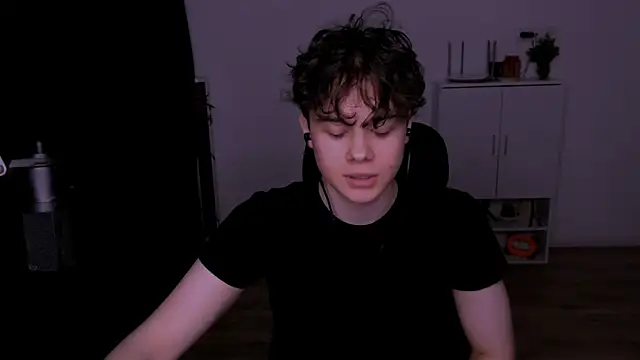 Tom-Eros online show from April 2026 07:49:01 PM