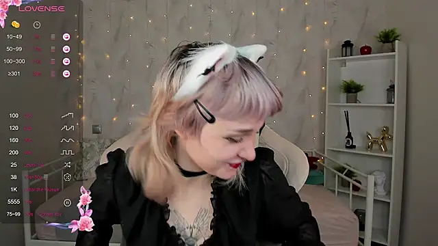 Snapshot of Tori_Cutie chatting on October 2025 12:11:02 AM Tori Cutie online show from October 2025 12:11:02 AM