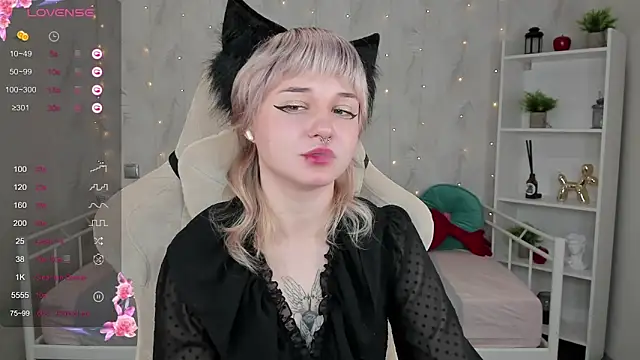 Snapshot of Tori_Cutie chatting on October 2025 12:22:01 AM Tori Cutie online show from October 2025 12:22:01 AM