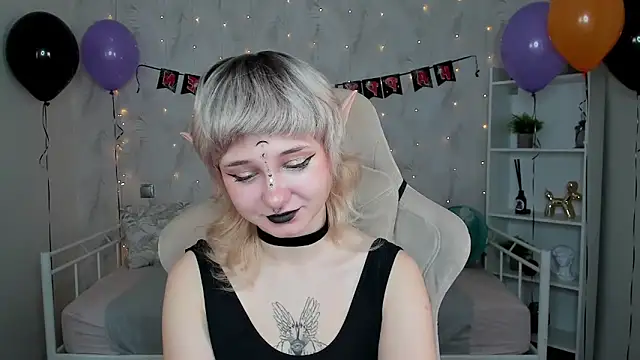 Snapshot of Tori_Cutie chatting on November 2025 12:01:02 AM Tori Cutie online show from November 2025 12:01:02 AM