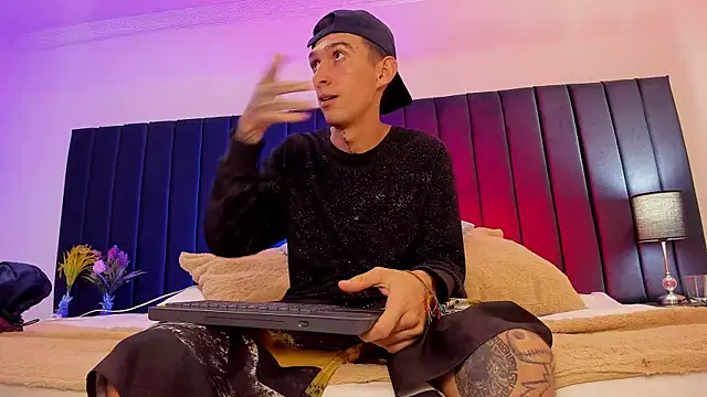 dominik thompson777 online show from October 2025 07:28:01 AM