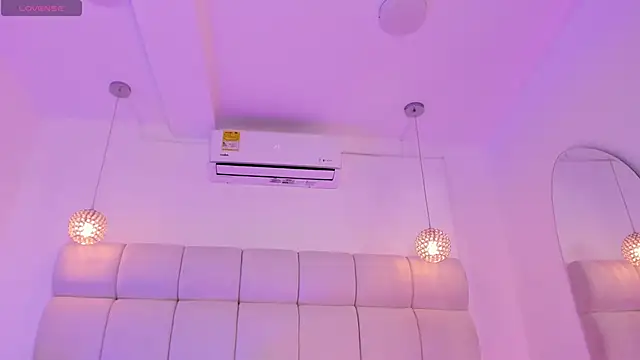 Evelinn Ruiz online show from October 2025 07:00:01 PM