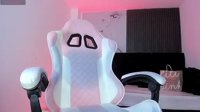 chloesagee online show from April 2026 11:57:01 PM