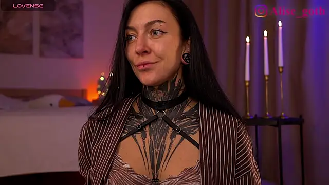 Alise Eve  online show from November 2025 05:57:01 PM