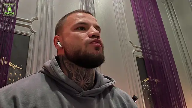 Snapshot of OliverSport chatting on October 2025 03:35:01 PM OliverSport online show from October 2025 03:35:01 PM